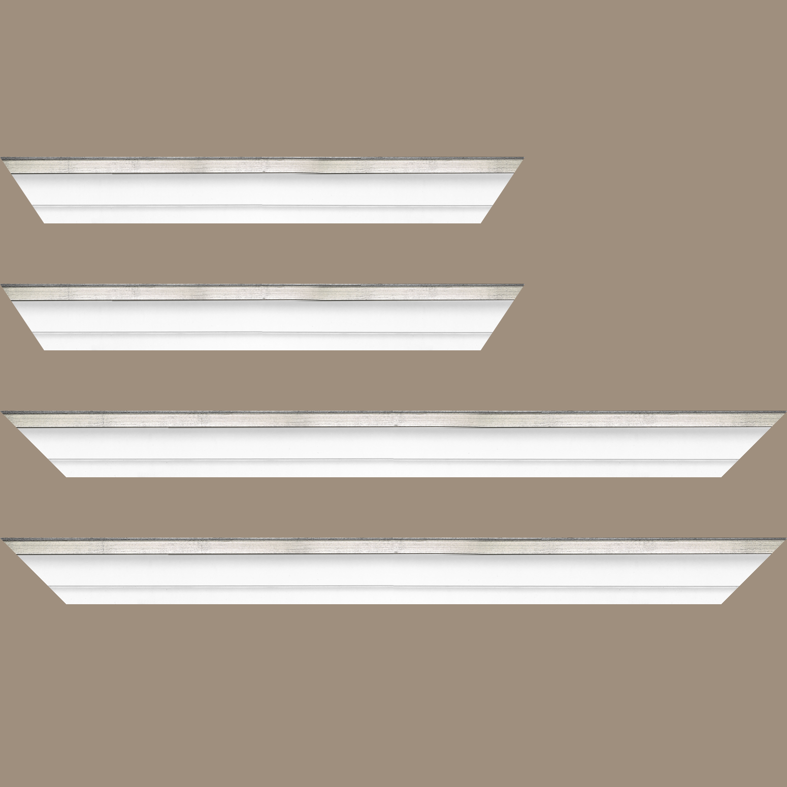 Baguette service précoupé Bois caisse américaine profil escalier largeur 4.4cm blanc mat filet argent (spécialement conçu pour les châssis d'une épaisseur jusqu’à 2.5cm )