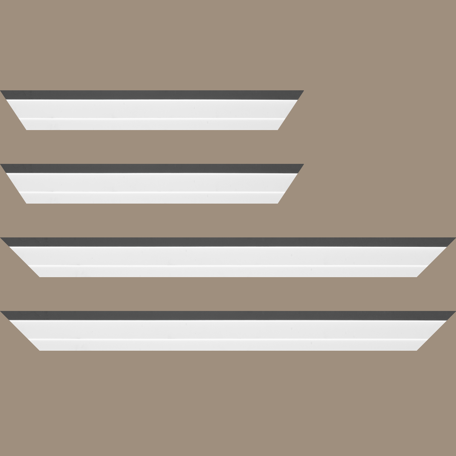 Baguette service précoupé Bois caisse américaine profil escalier largeur 4.4cm blanc mat filet gris  (spécialement conçu pour les châssis d'une épaisseur jusqu’à 2.5cm )