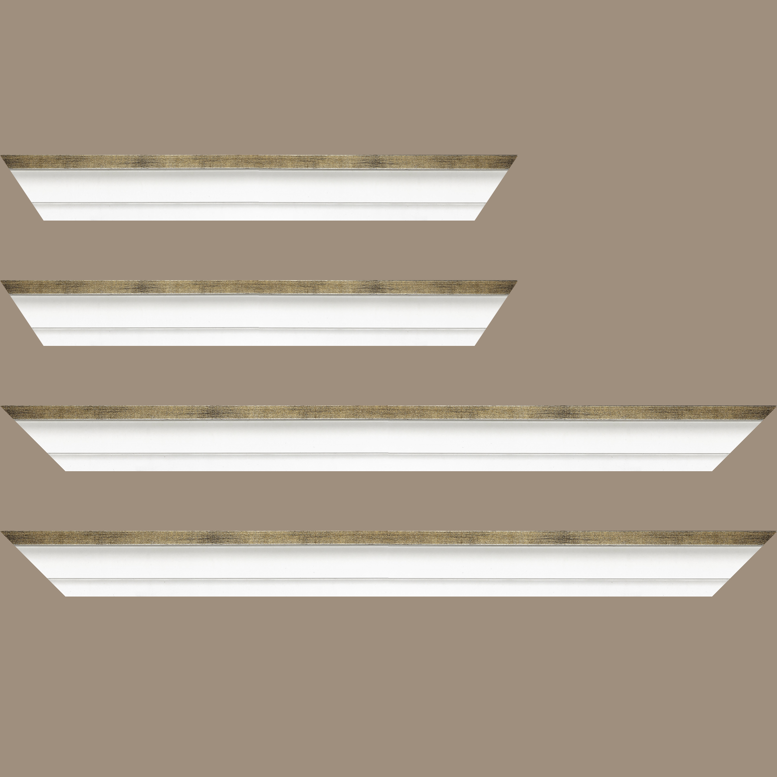 Baguette service précoupé Bois caisse américaine profil escalier largeur 4.4cm blanc mat filet or (spécialement conçu pour les châssis d'une épaisseur jusqu’à 2.5cm )